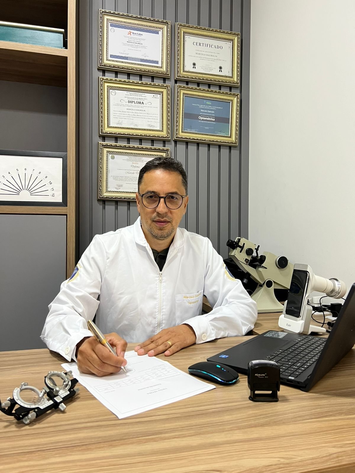 Ambiente de exame optométrico em Palhoça