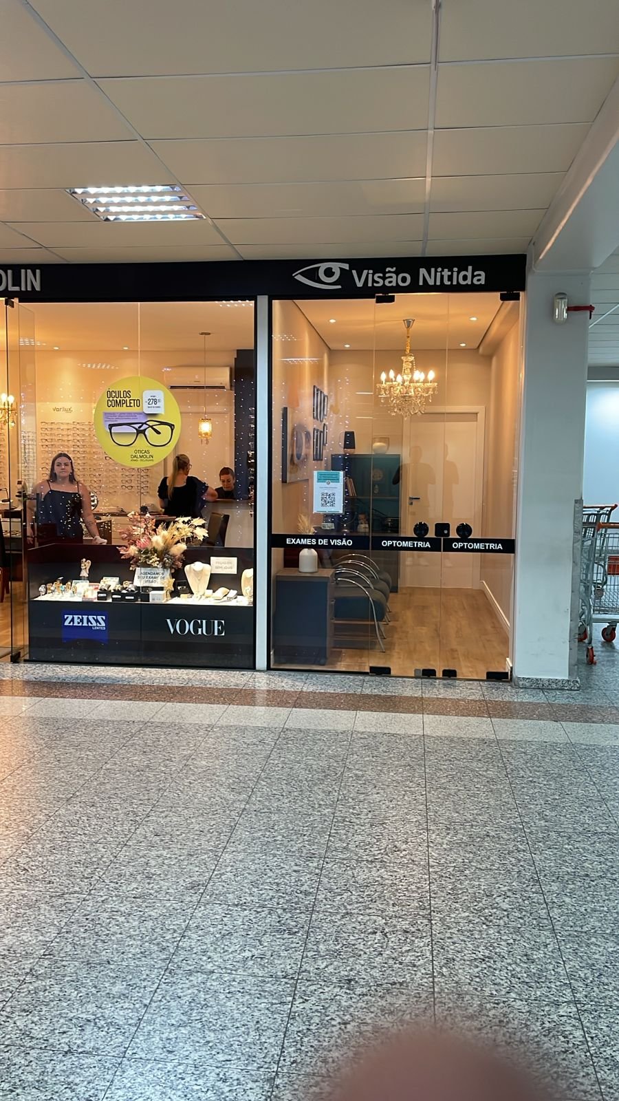 Ambiente de exame optométrico em Palhoça